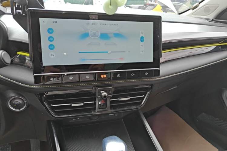 Used Roewe i5 2021 1.5L CVT Diamond Edition Audio And AC Panel