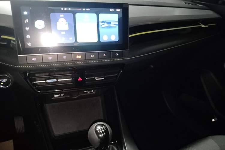 Used Roewe i5 2021 1.5L Manual Platinum Edition Audio And AC Panel