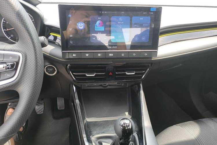 Used Roewe i5 2021 1.5L Manual Platinum Edition Audio And AC Panel