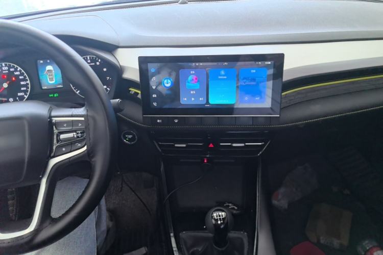 Used Roewe i5 2021 1.5L Manual Platinum Edition Center Console