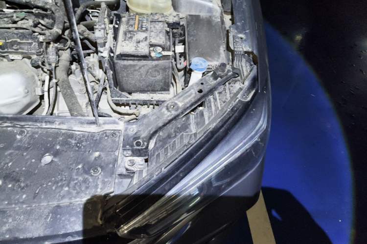 Used Roewe i5 2021 1.5L CVT Platinum Edition Engine Bay Left