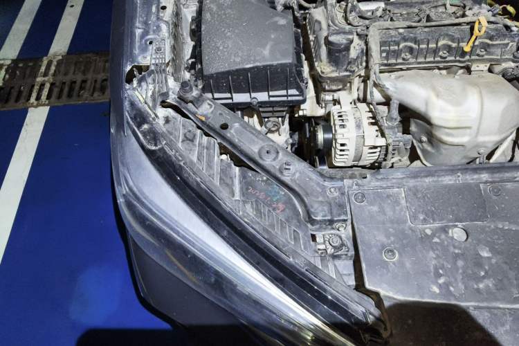 Used Roewe i5 2021 1.5L CVT Platinum Edition Engine Bay Right