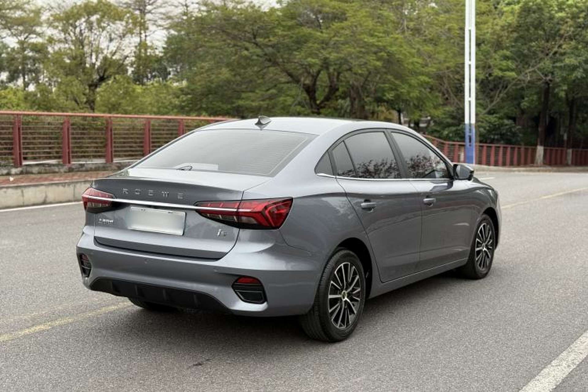 Used Roewe i5 2021 Revised Version 1.5L CVT Diamond Edition Exterior 6