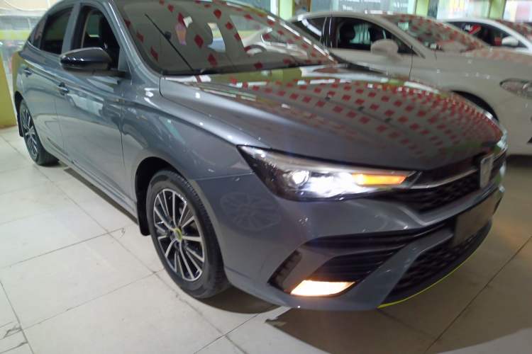 Used Roewe i5 2021 1.5L CVT Platinum Edition Front Right 45 Deg