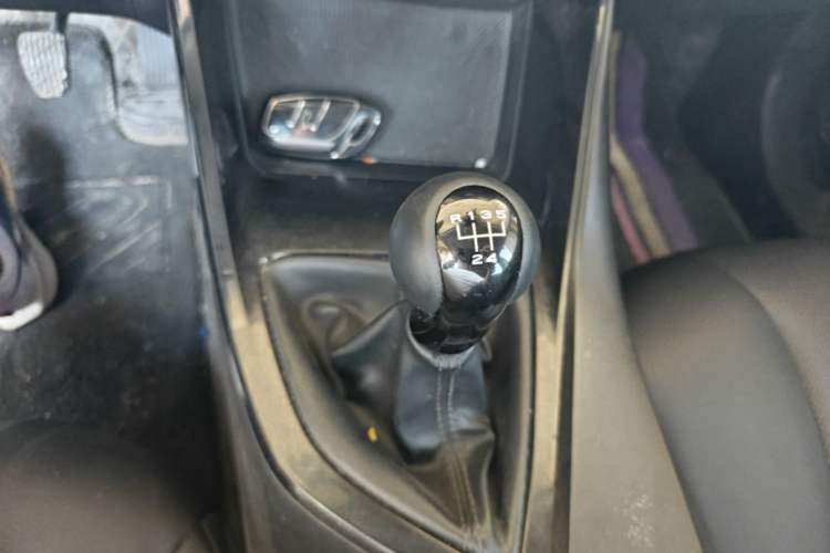 Used Roewe i5 2021 1.5L Manual Diamond Edition Gear Lever