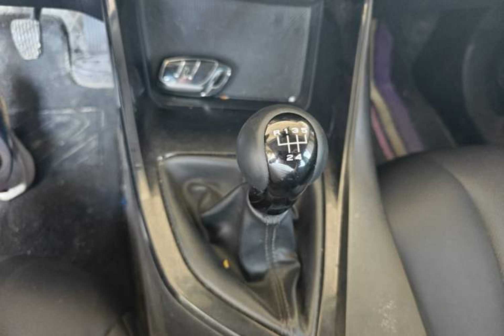 Used Roewe i5 2021 1.5L Manual Diamond Edition Gear Lever