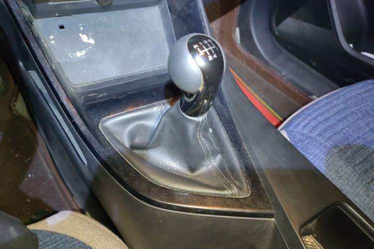 Used Roewe i5 2021 1.5L Manual Platinum Edition Gear Lever