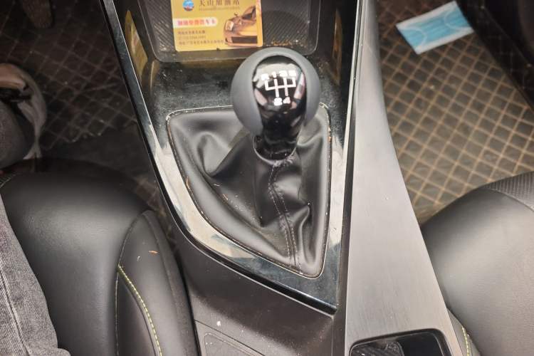 Used Roewe i5 2021 1.5L Manual Diamond Edition Gear Lever