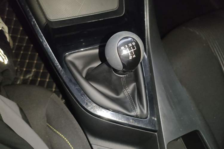 Used Roewe i5 2021 1.5L Manual Platinum Edition Gear Lever
