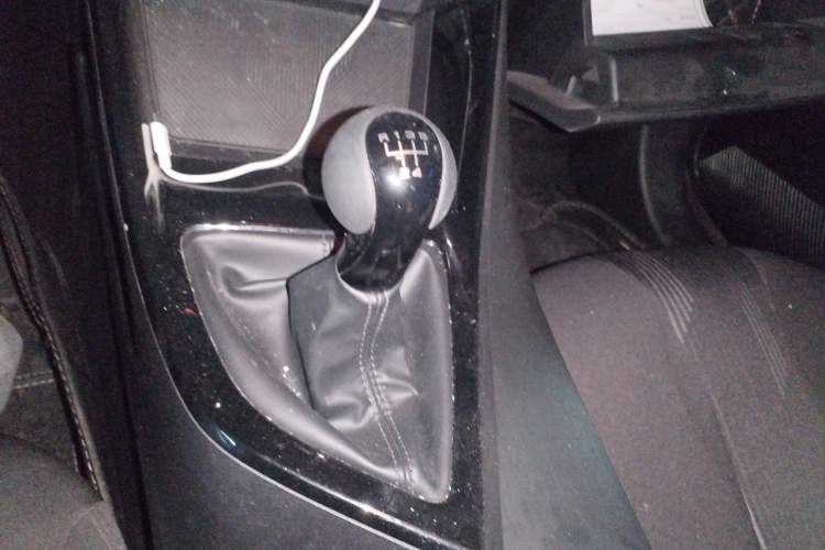 Used Roewe i5 2021 1.5L Manual Platinum Edition Gear Lever