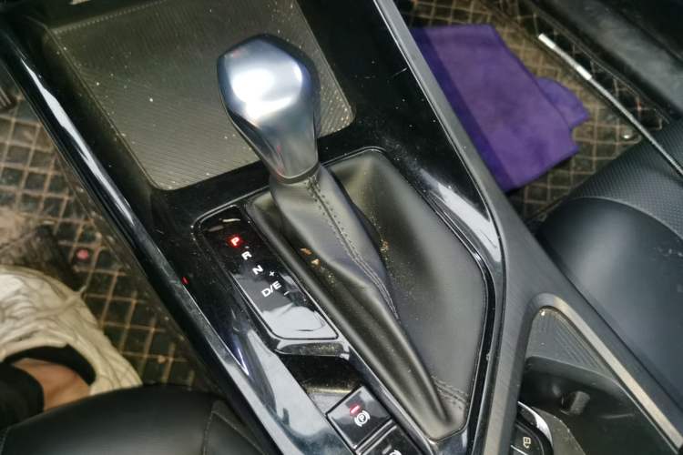 Used Roewe i5 2021 1.5L CVT Diamond Edition Gear Lever