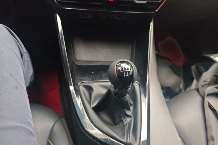 Used Roewe i5 2021 1.5L Manual Diamond Edition Gear Lever