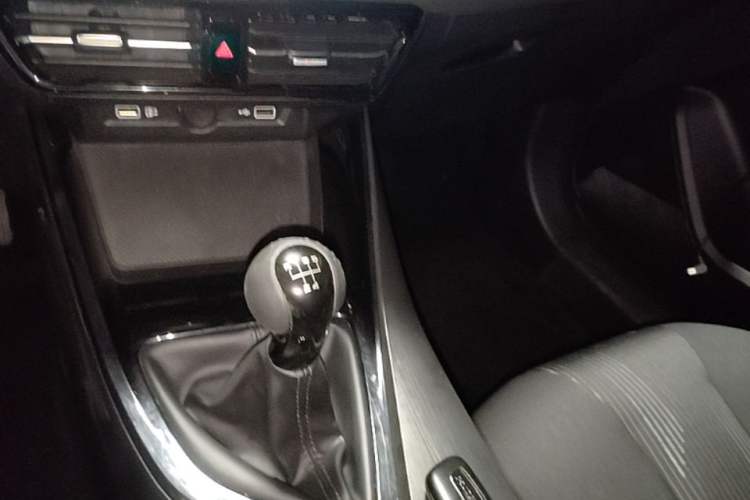 Used Roewe i5 2021 1.5L Manual Platinum Edition Gear Lever