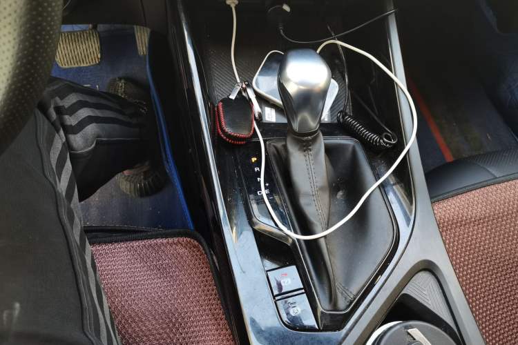 Used Roewe i5 2021 1.5L CVT Black Gold Edition Gear Lever