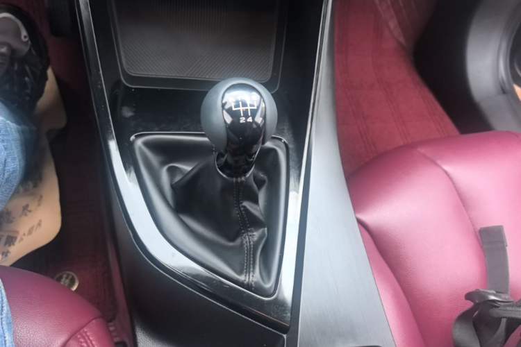 Used Roewe i5 2021 1.5L Manual Platinum Edition Gear Lever