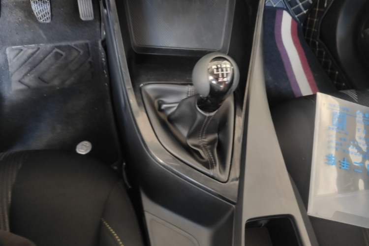 Used Roewe i5 2021 1.5L Manual Platinum Edition Gear Lever