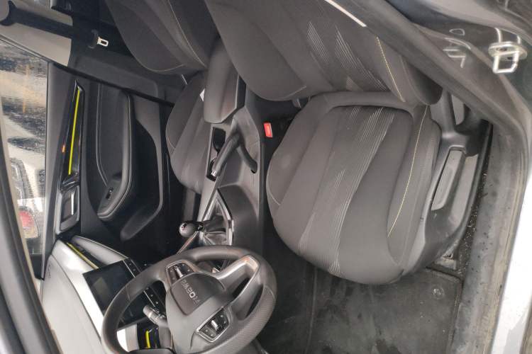 Used Roewe i5 2021 1.5L Manual Platinum Edition Interior 3