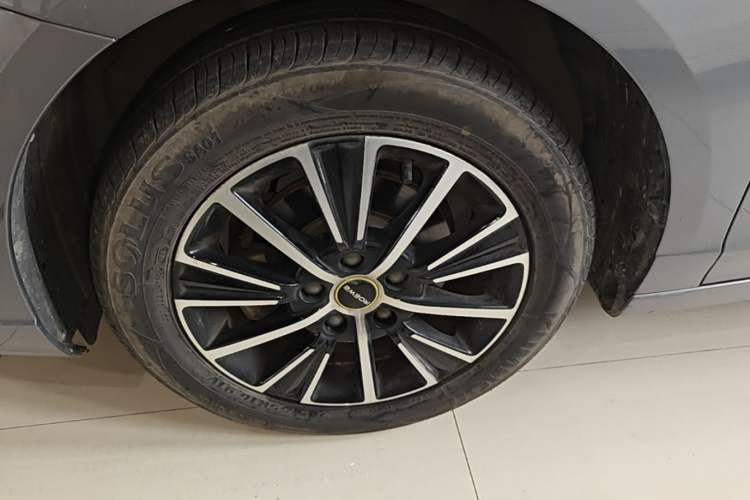 Used Roewe i5 2021 Revised Version 1.5L CVT Diamond Edition Left Front Wheel Hub