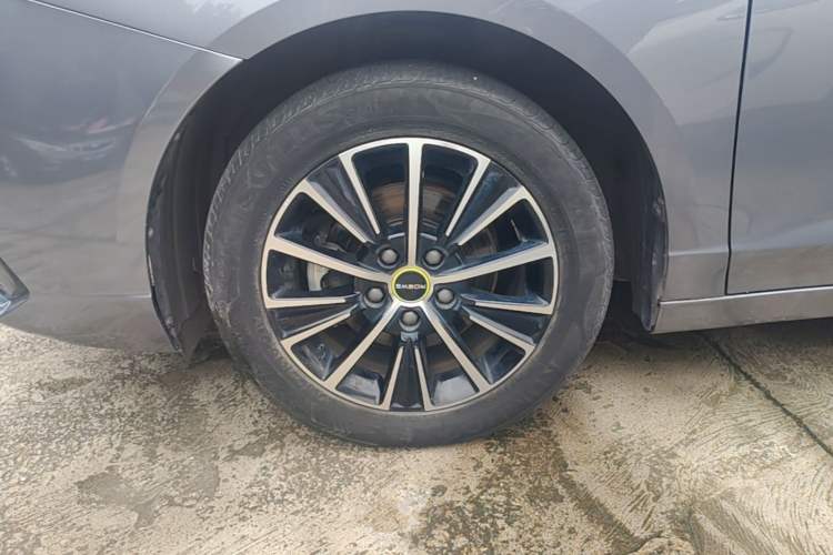 Used Roewe i5 2021 Revised Version 1.5L CVT Diamond Edition Left Front Wheel Hub