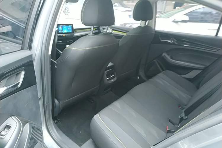 Used Roewe i5 2021 1.5L CVT Platinum Edition Left Rear Seat