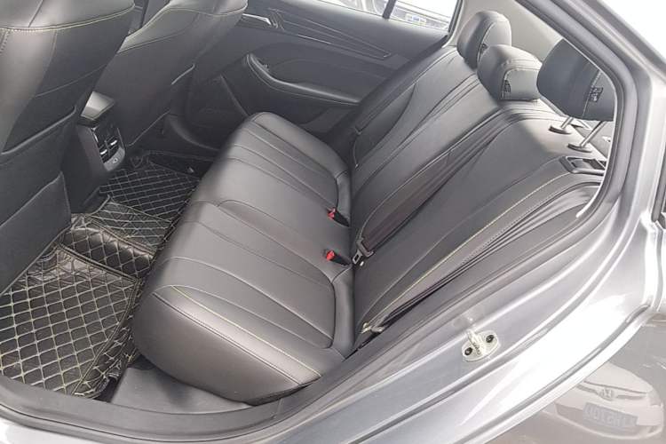 Used Roewe i5 2021 Revised Version 1.5L CVT Diamond Edition Left Rear Seat