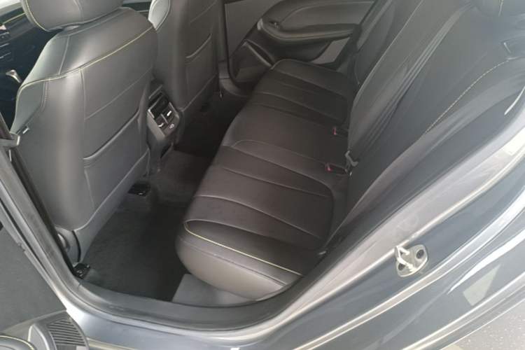 Used Roewe i5 2021 Revised Version 1.5L CVT Diamond Edition Left Rear Seat