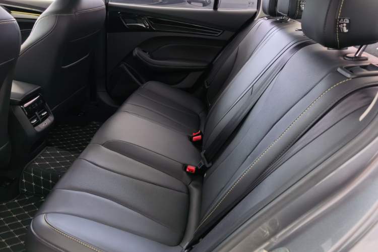 Used Roewe i5 2021 Revised Version 1.5L CVT Diamond Edition Left Rear Seat