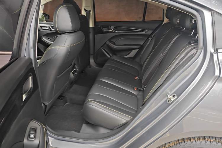 Used Roewe i5 2021 Revised Version 1.5L CVT Diamond Edition Left Rear Seat