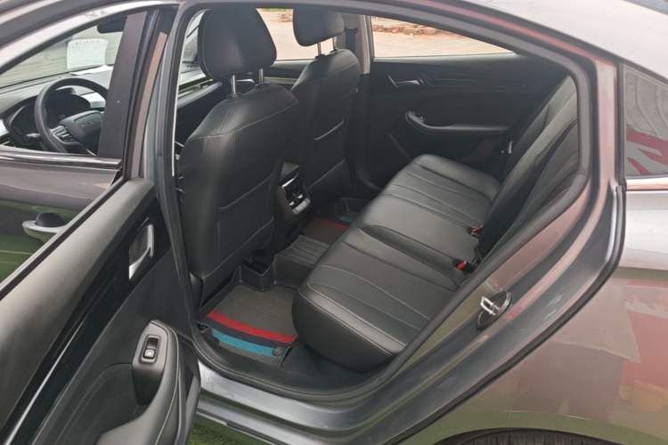 Used Roewe i5 2021 Revised Version 1.5L CVT Diamond Edition Left Rear Seat