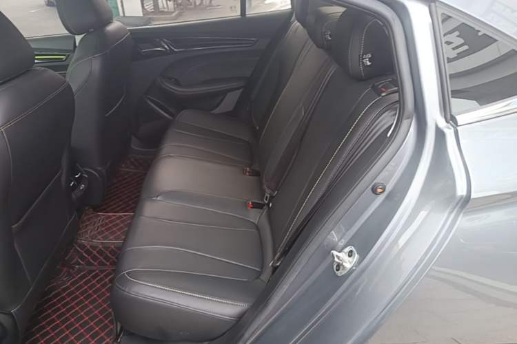 Used Roewe i5 2021 Revised Version 1.5L CVT Diamond Edition Left Rear Seat
