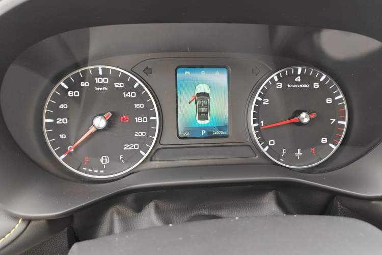 Used Roewe i5 2021 1.5L CVT Black Gold Edition Odometer Close Up