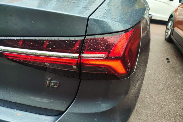 Used Roewe i5 2021 1.5L CVT Diamond Edition Right Rear Taillight