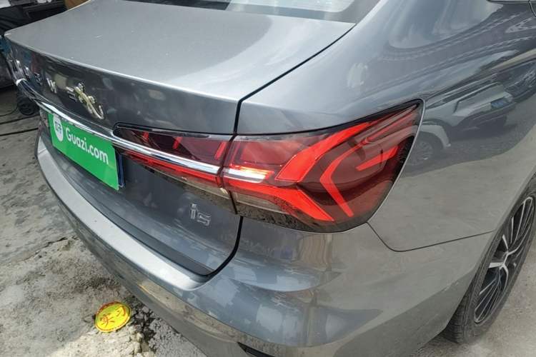 Used Roewe i5 2021 1.5L CVT Diamond Edition Right Rear Taillight