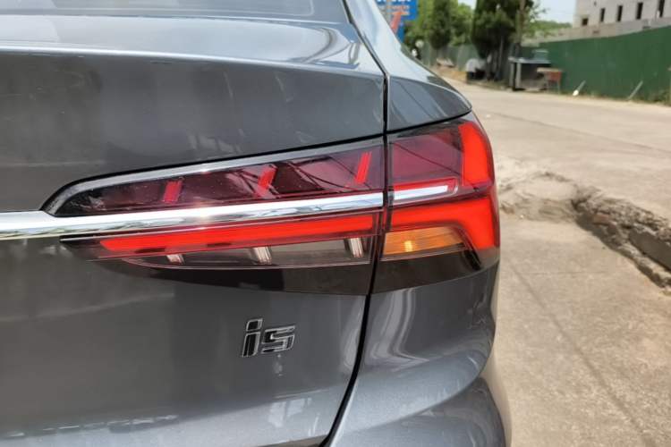 Used Roewe i5 2021 1.5L CVT Platinum Edition Right Rear Taillight