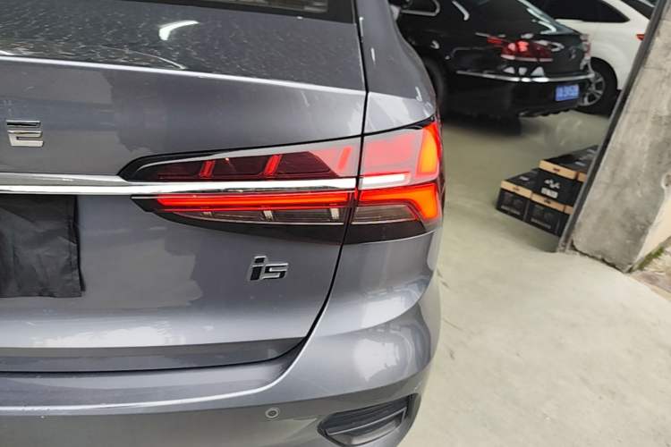 Used Roewe i5 2021 1.5L CVT Diamond Edition Right Rear Taillight