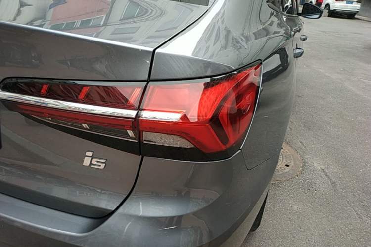 Used Roewe i5 2021 1.5L CVT Platinum Edition Right Rear Taillight