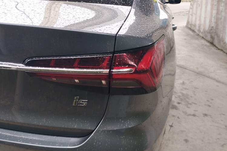Used Roewe i5 2021 1.5L CVT Platinum Edition Right Rear Taillight
