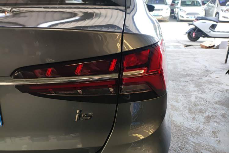 Used Roewe i5 2021 Revised Version 1.5L CVT Diamond Edition Right Rear Taillight