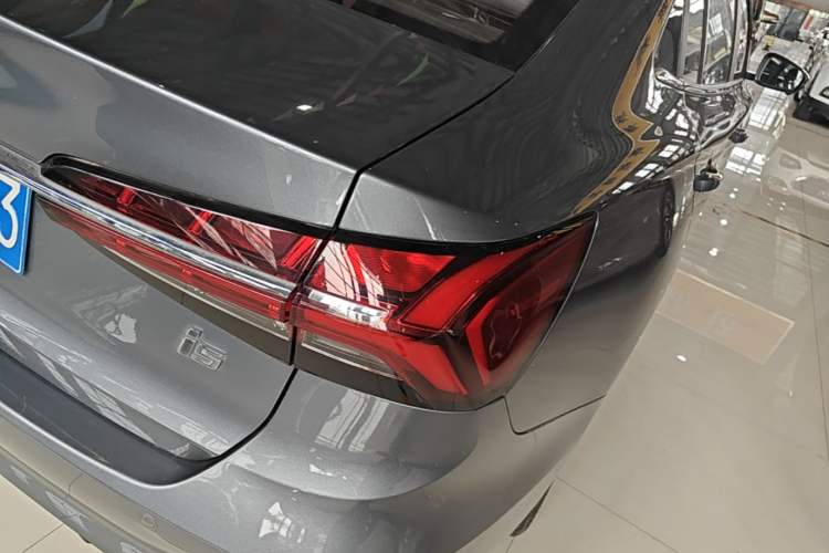 Used Roewe i5 2021 Revised Version 1.5L CVT Diamond Edition Right Rear Taillight