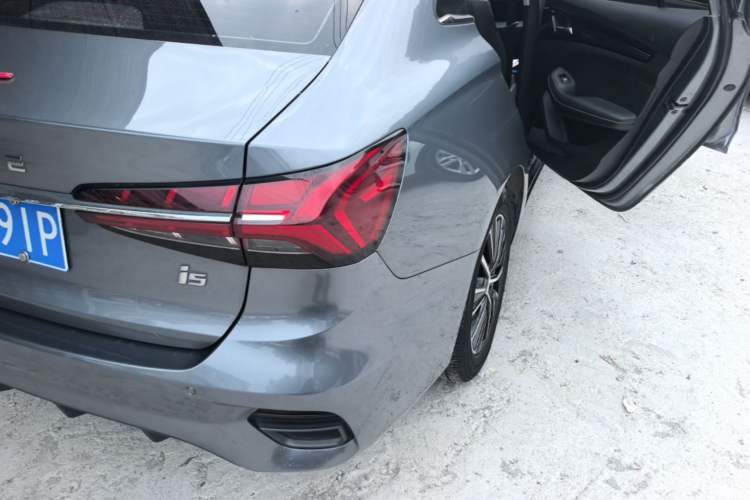 Used Roewe i5 2021 Revised Version 1.5L CVT Diamond Edition Right Rear Taillight
