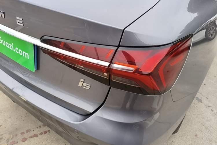 Used Roewe i5 2021 1.5L CVT Diamond Edition Right Rear Taillight