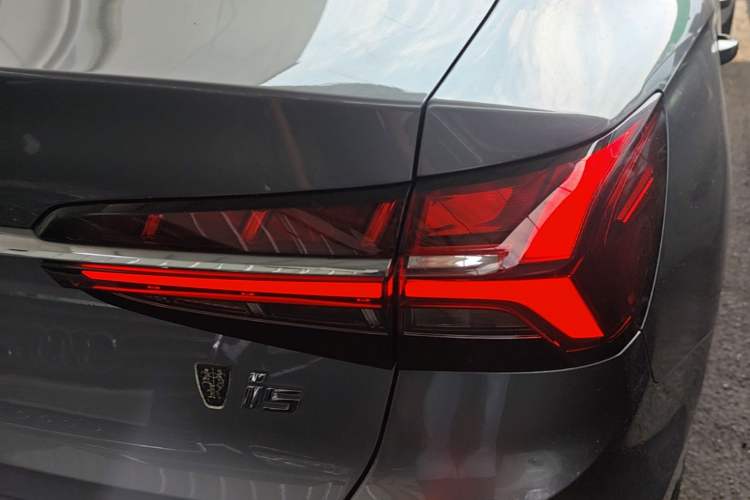 Used Roewe i5 2021 1.5L CVT Platinum Edition Right Rear Taillight