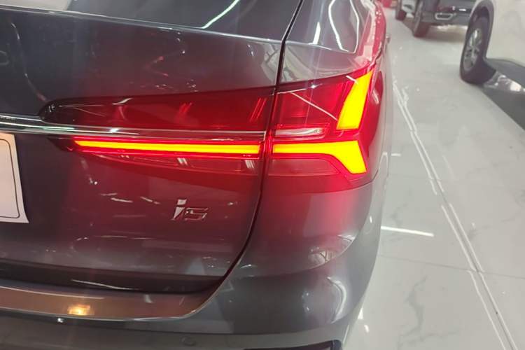Used Roewe i5 2021 1.5L CVT Diamond Edition Right Rear Taillight