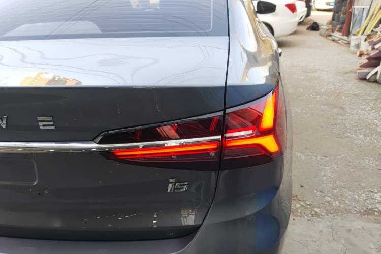 Used Roewe i5 2021 1.5L CVT Platinum Edition Right Rear Taillight