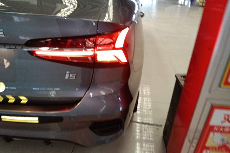 Used Roewe i5 2021 Revised Version 1.5L CVT Diamond Edition Right Rear Taillight