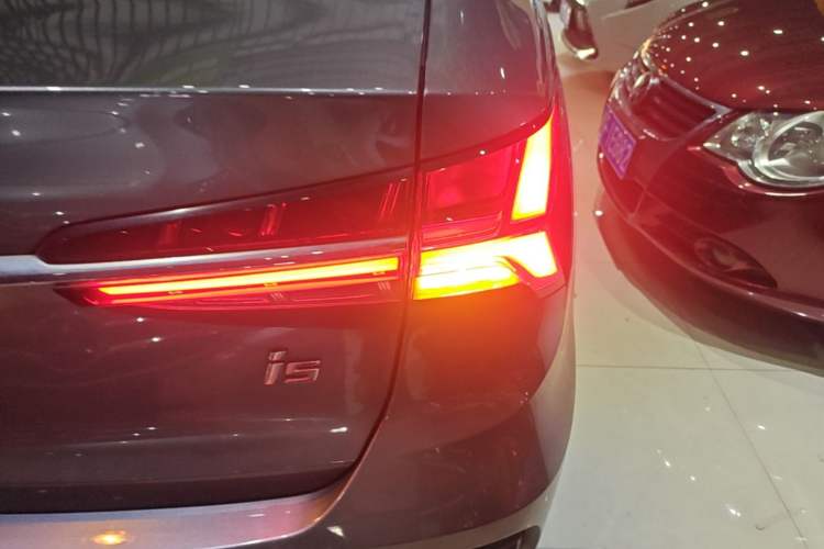 Used Roewe i5 2021 1.5L CVT Diamond Edition Right Rear Taillight