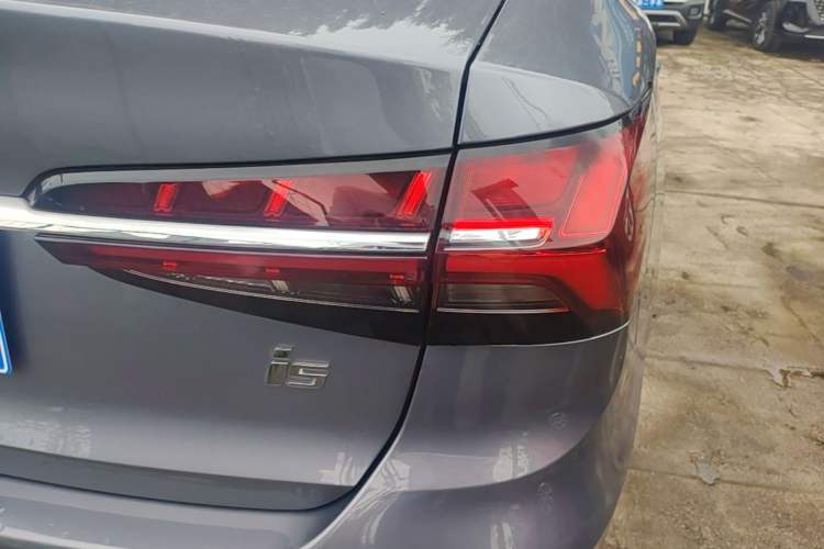 Used Roewe i5 2021 Revised Version 1.5L CVT Diamond Edition Right Rear Taillight