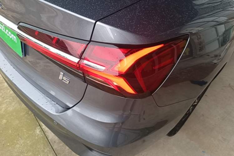 Used Roewe i5 2021 Revised Version 1.5L CVT Diamond Edition Right Rear Taillight