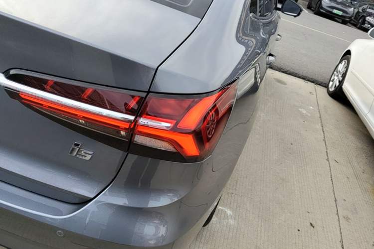 Used Roewe i5 2021 1.5L CVT Diamond Edition Right Rear Taillight