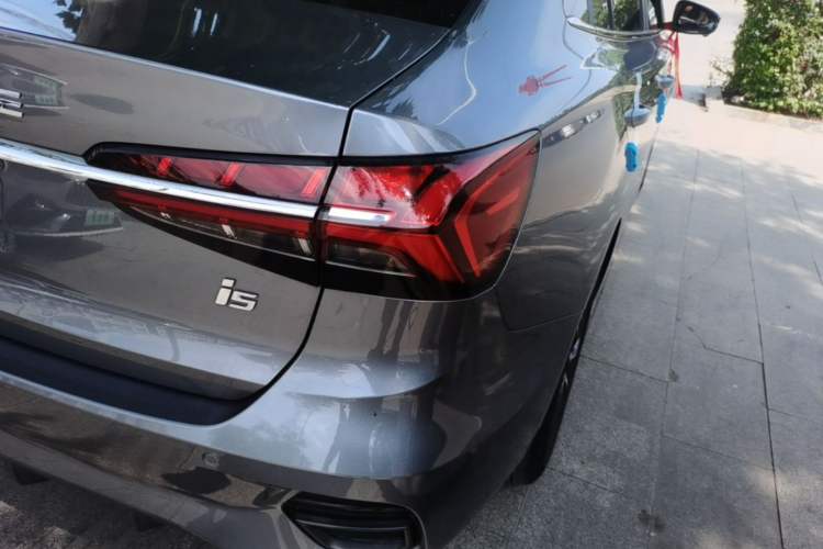 Used Roewe i5 2021 1.5L CVT Diamond Edition Right Rear Taillight